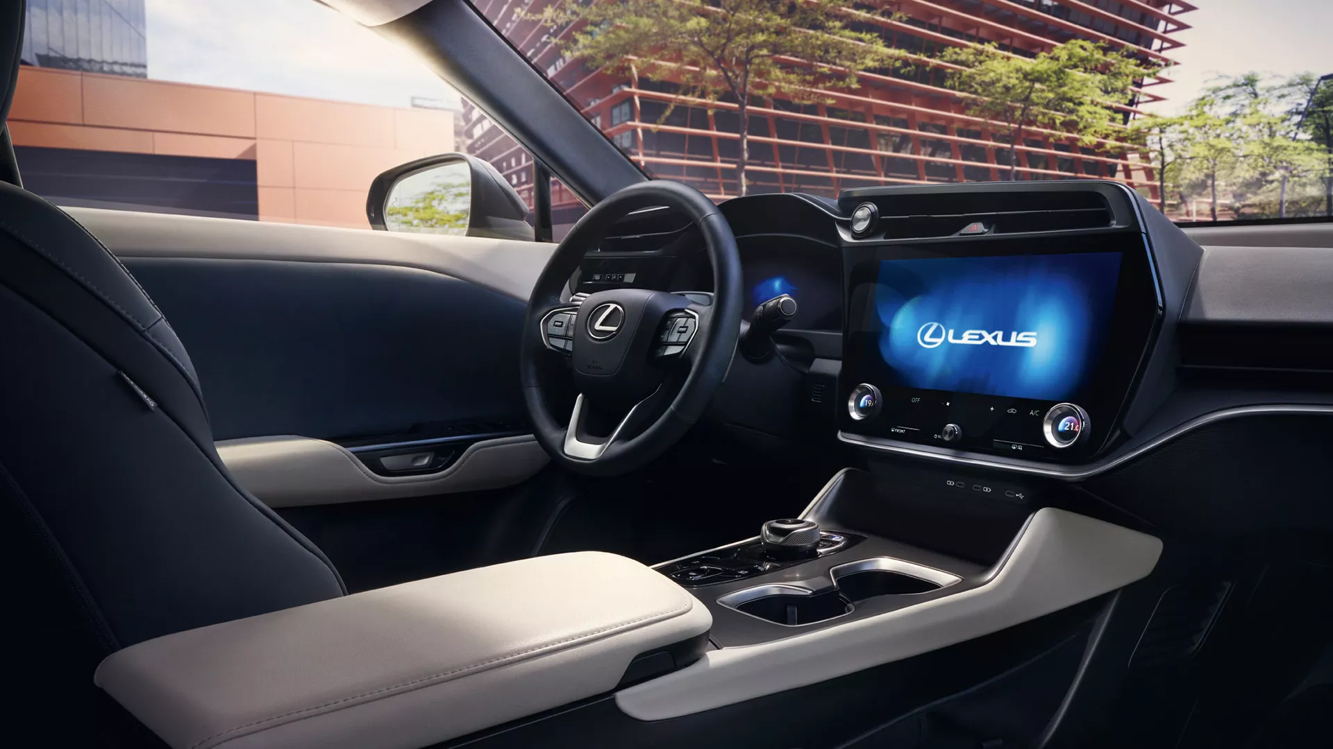 Водитель u salonu Lexus RZ